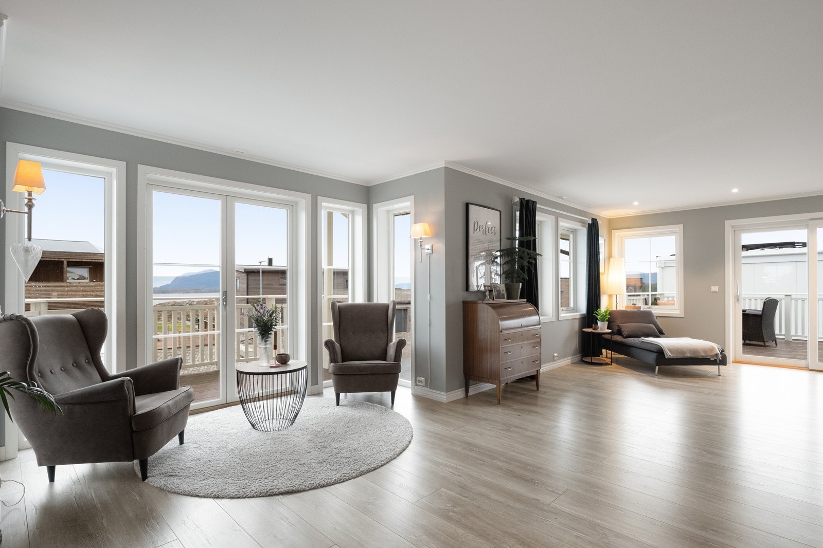 Stuen har utgang til to uteplasser, en balkong vendt mot havet og en større veranda. Galleribilde