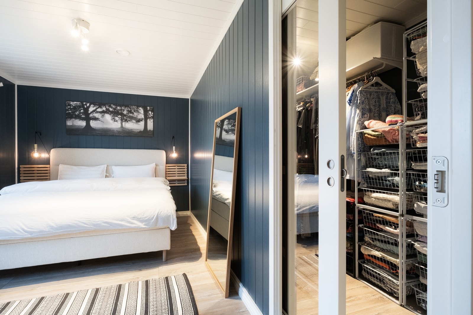 Skyvedører direkte til walk-in closet gir effektiv oppbevaringsløsning. Galleribilde