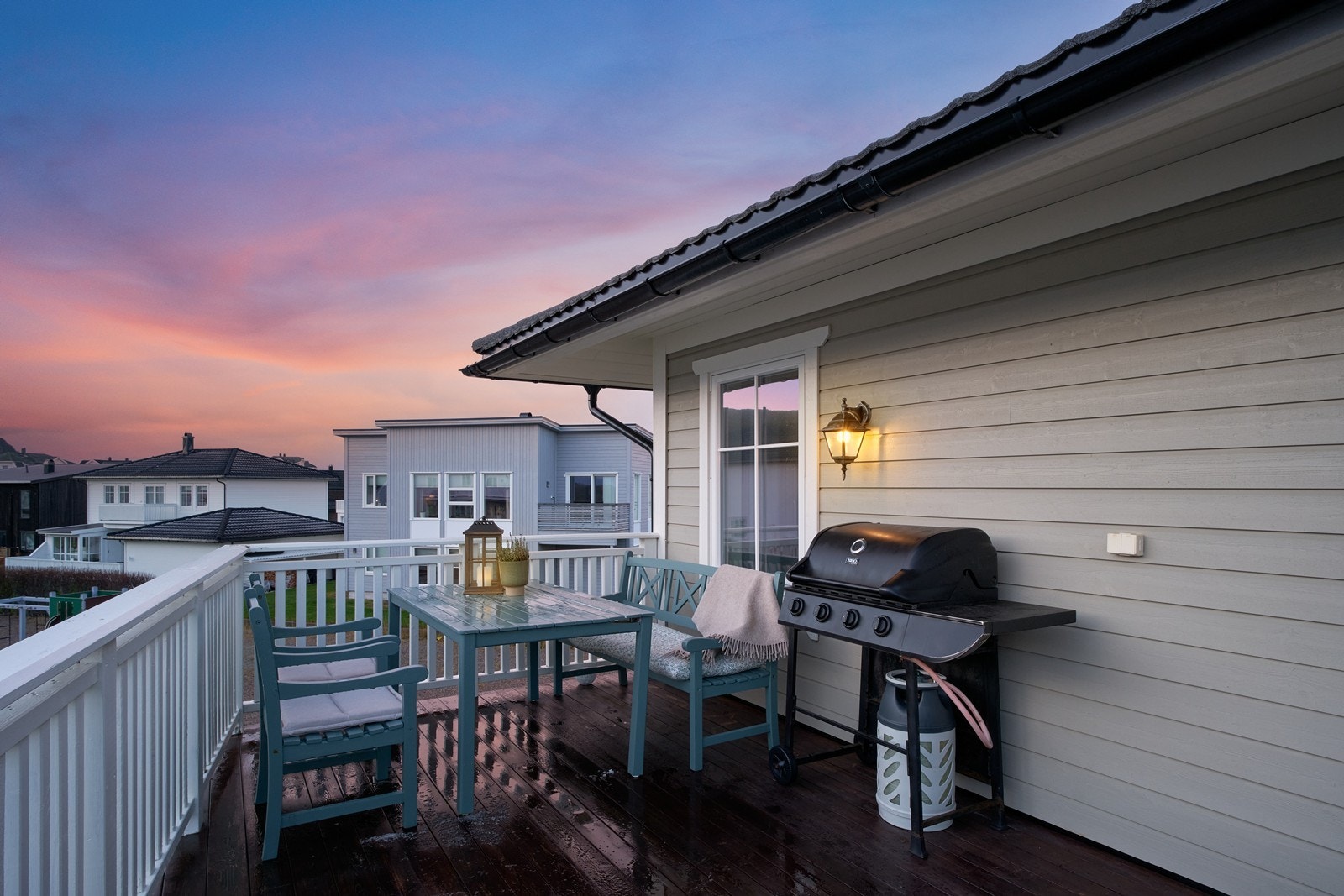 Terrassen har plass til både grill og spisebord, perfekt for utendørs måltider. Galleribilde