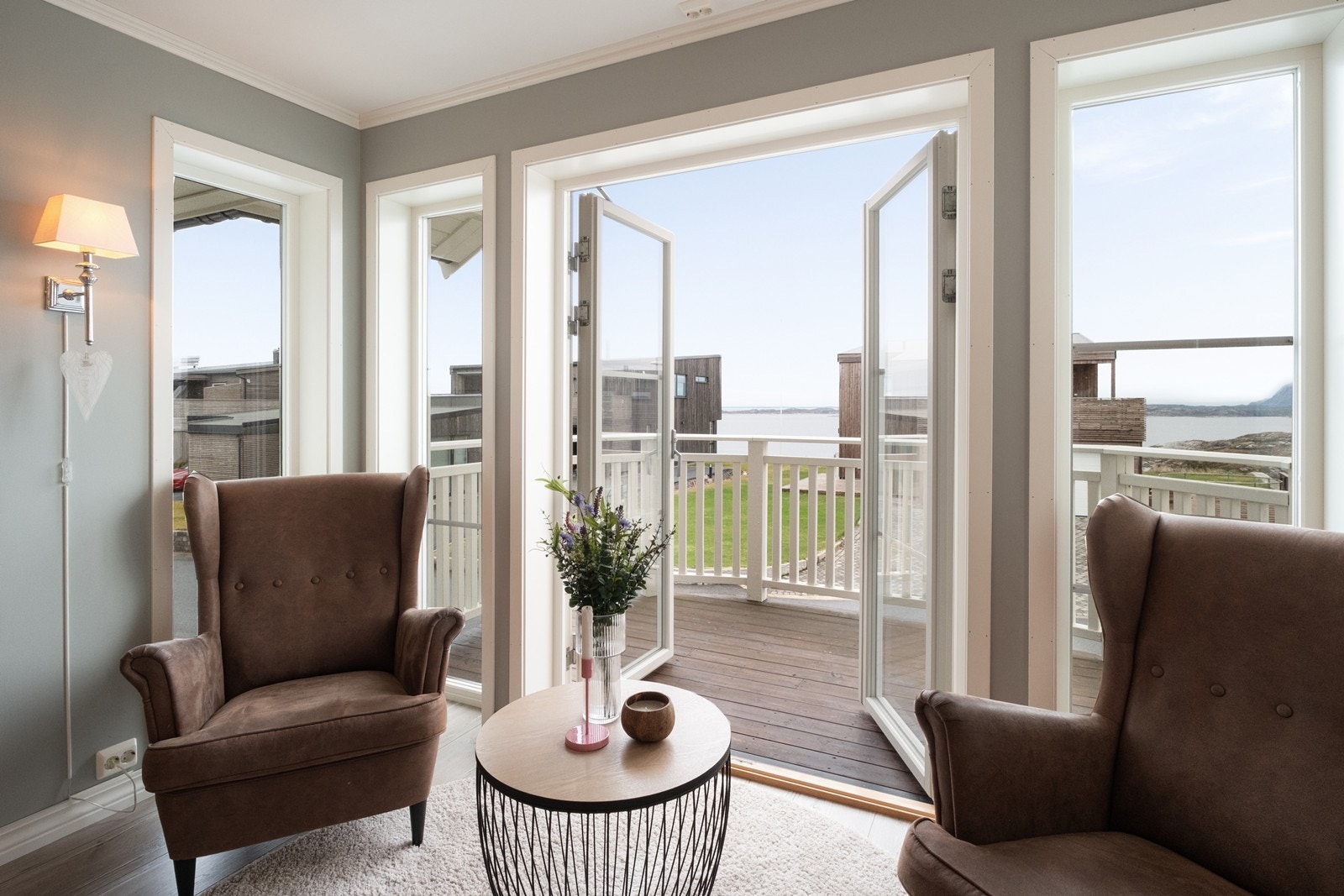 Doble balkongdører gjør at balkongen kan bli som en forlenget del av stuen på varme sommerdager. Galleribilde