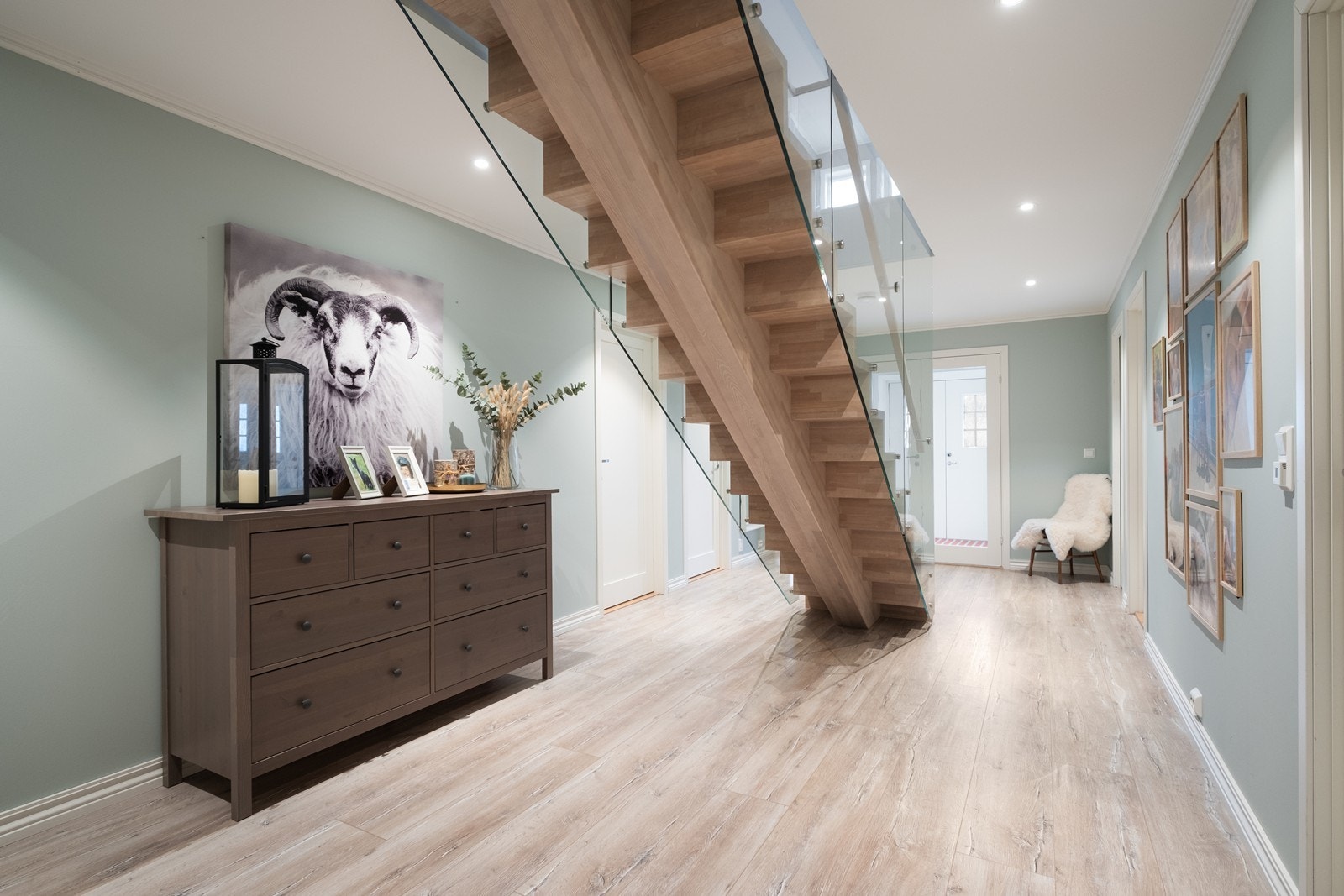 Laminatgulv og malte plater på vegger gir et moderne og gjennomført interiør. Galleribilde