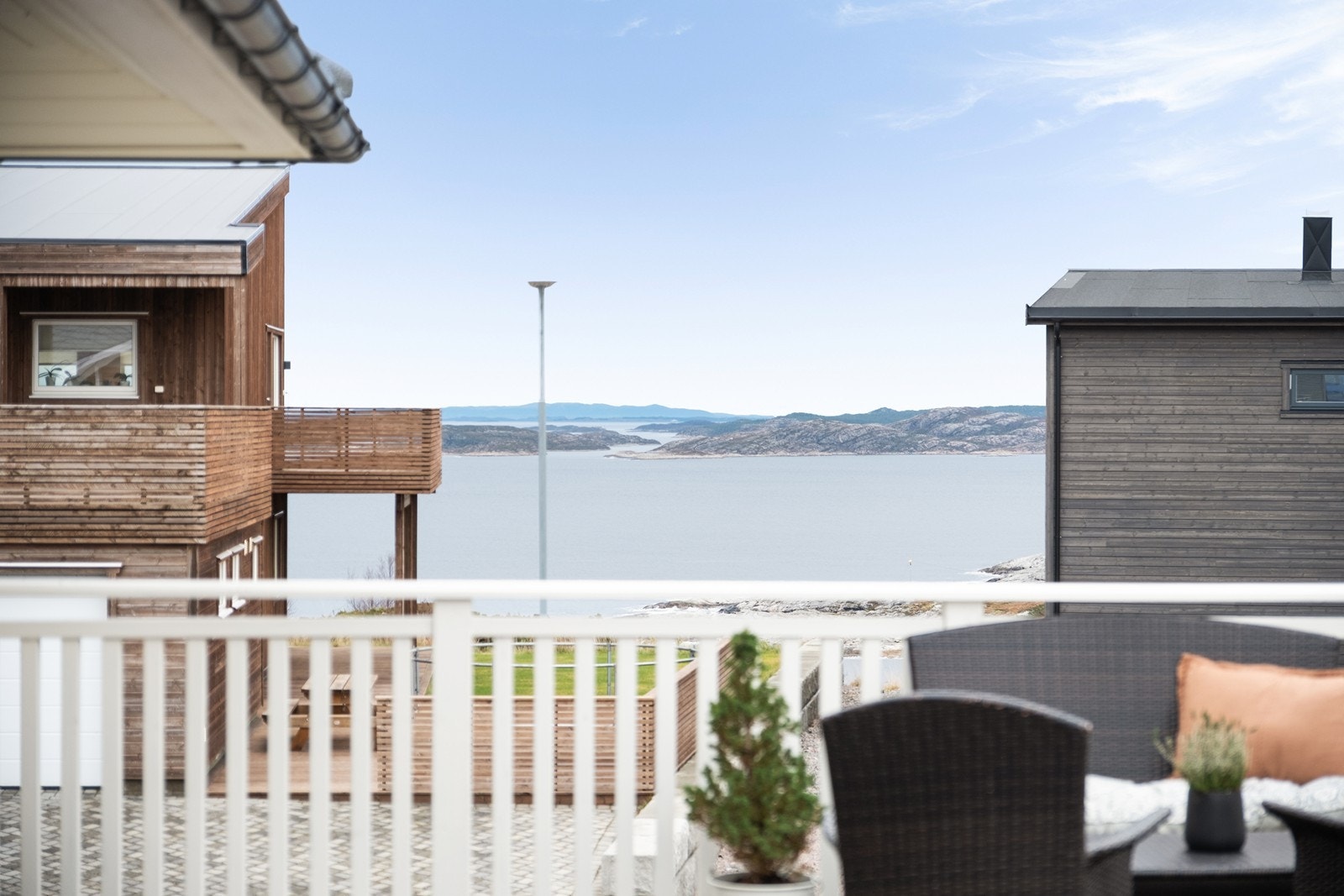 Utsikt mot Steinvika, Tustna og Smøla fra verandaen gir en rolig naturopplevelse. Galleribilde
