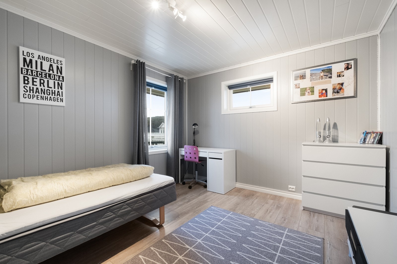 Ett av husets fire soverom er i 2. etasjen, og har vinduer på flere veggflater. Galleribilde