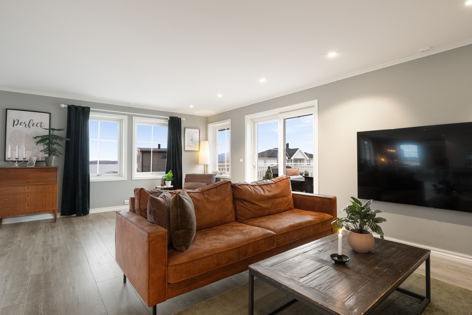 Skyvedører ut mot verandaen fra stuen. Galleribilde