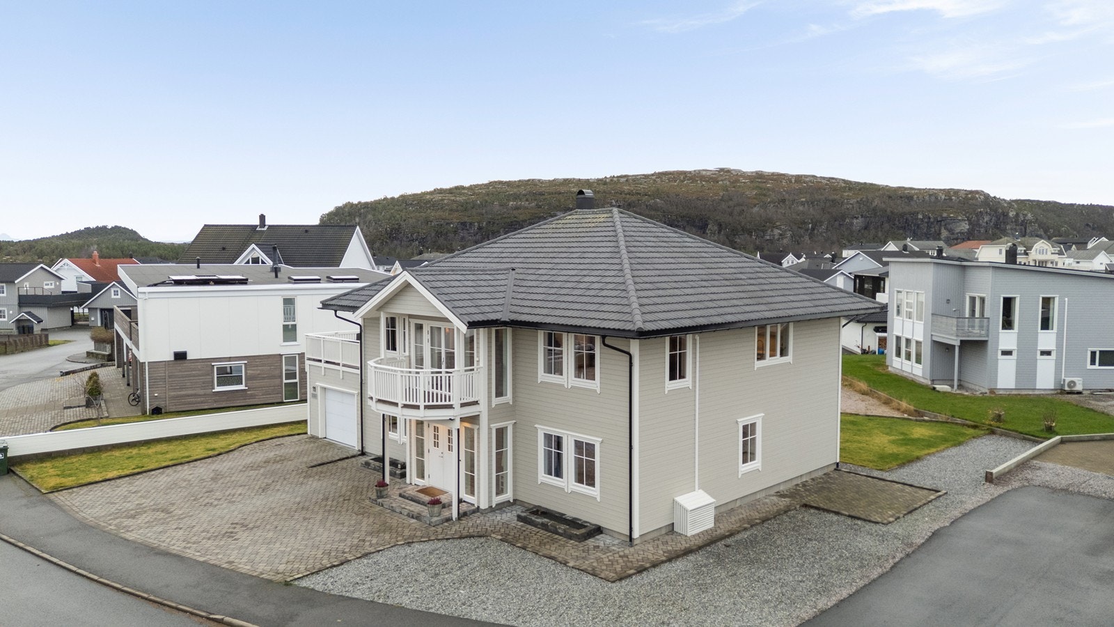 Fasade nordvest, med innkjørsel og inngangsparti. Galleribilde