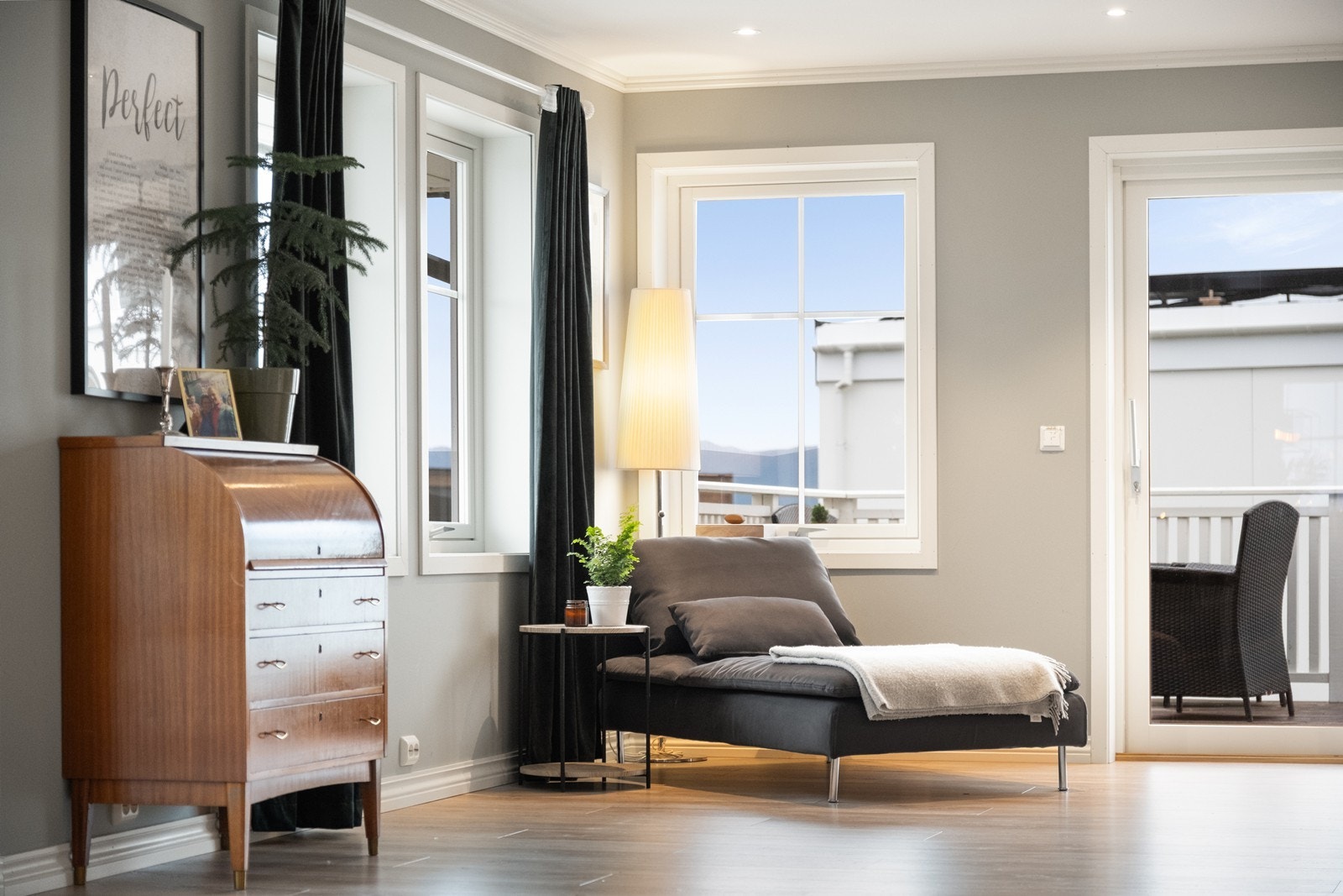 Her kan man nyte en rolig stund i sofakroken eller en varm sommerdag på verandaen. Galleribilde