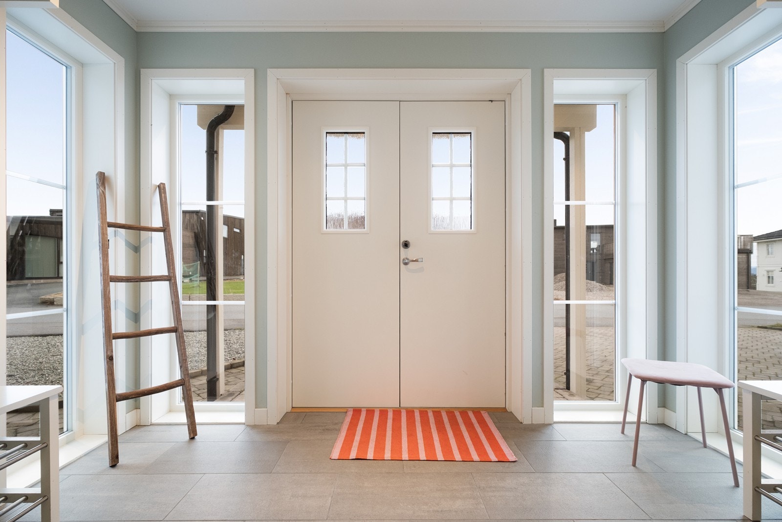 Entrèen er åpen og lys med dobbel utgangsdør og store vindusflater. Galleribilde