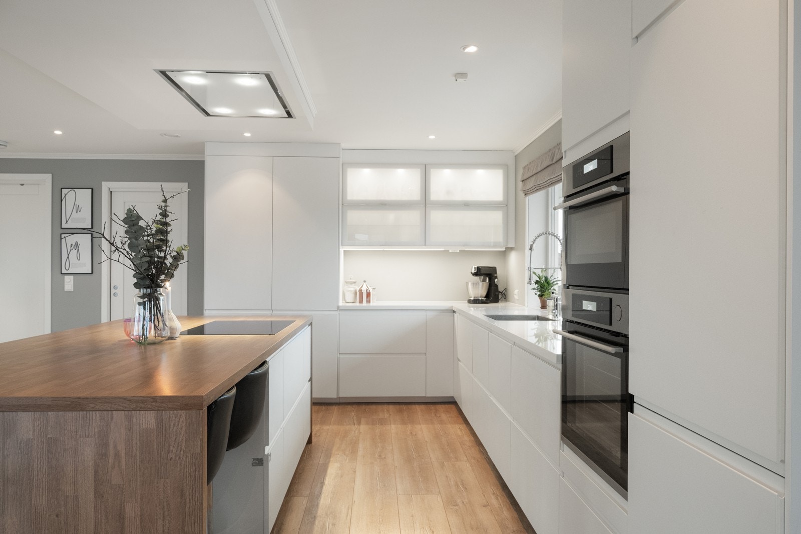 Kjøkkenet har integrerte hvitevarer og benkeplate i laminat. Galleribilde