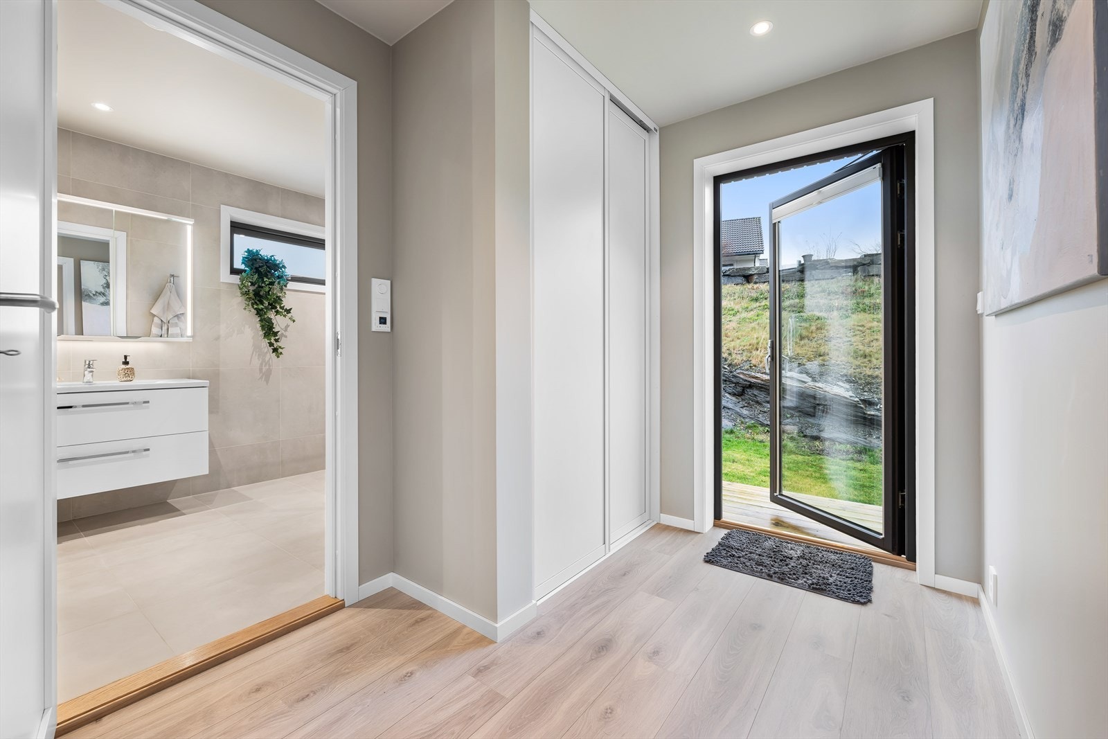 Tredje utgangsmulighet fra 2.etasje. Dør direkte ut til trapp ned til uteområde med bærbusker og gressplen Galleribilde