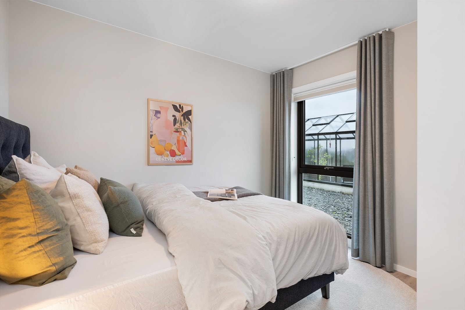 Samtlige soverom har uttak for USB i vegg Galleribilde