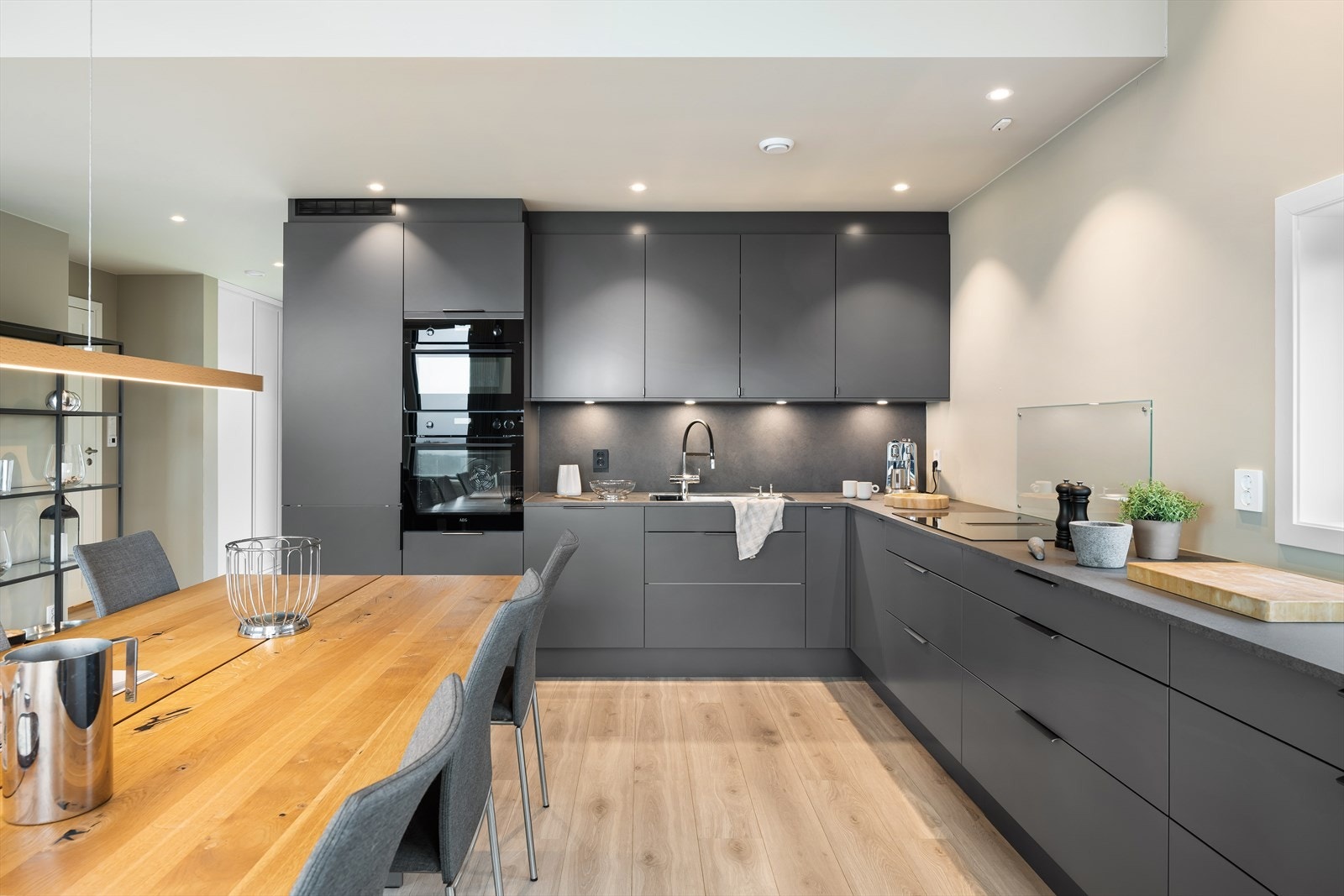 Hvitevarer fra AEG, full høyde på kjøleskap og bred platetopp med integrert ventilator Galleribilde