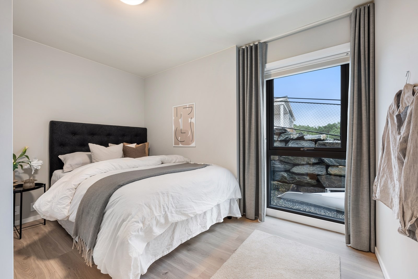 1.etasje innehar hele 3 soverom. Legg merke til at også her er vinduet trukket helt ned til guvlet Galleribilde