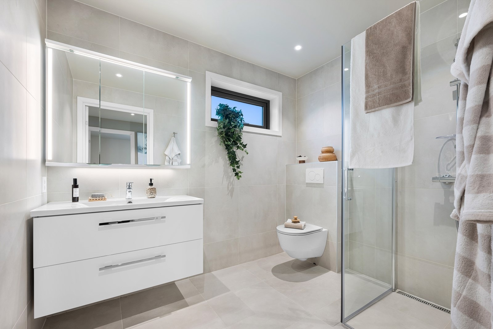 Stilrent og innbydende bad med oppgradert møblering fra Linn Bad, samt oppgradert toalettskål fra Laufen rimless Galleribilde