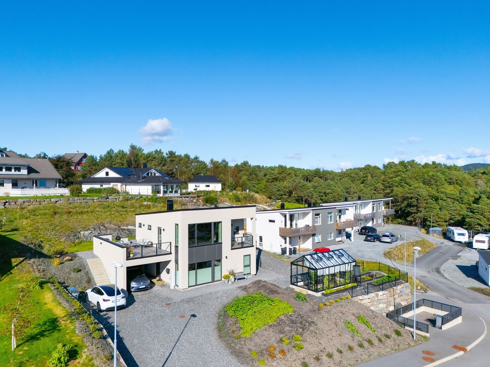 Huset ser pent ut fra veien, og tomten er godt utnyttet, Galleribilde