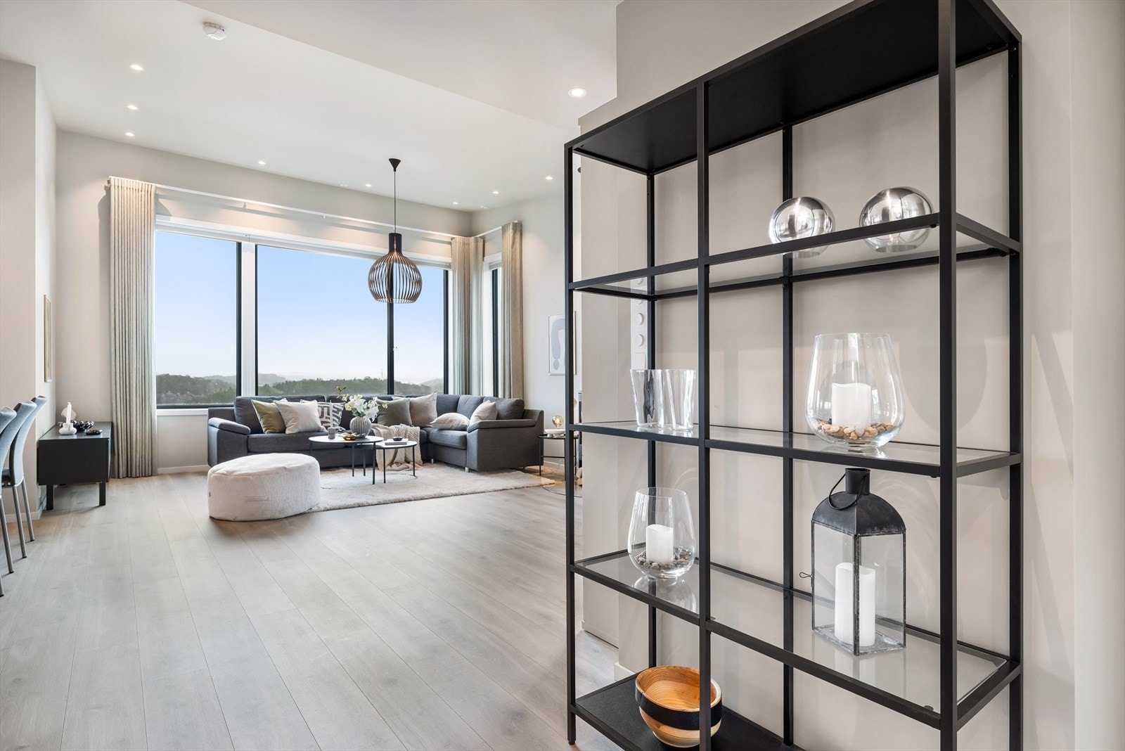 Boligen har utstrakt bruk av downlights i himling og samtlige spotter har "dim to warm" Galleribilde