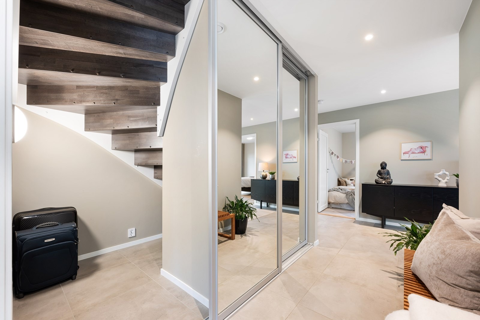 Adkomst til lagringsplass under trapp bak ene skyvedøren. Her kan du f.eks trille barnevognen inn. Galleribilde