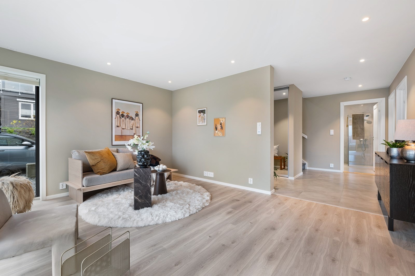 Det er ekstra spikerslag i vegg med tanke på veggfeste til tv, både i stue oppe og nede Galleribilde