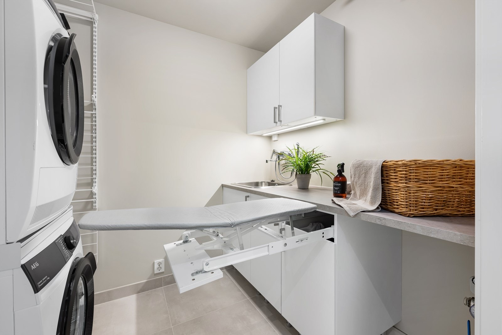 Møblering fra Linn Bad. Integrert strykebrett, nedfellbart vegghengt tørkestativ, samt takhengt tørkestang. Galleribilde