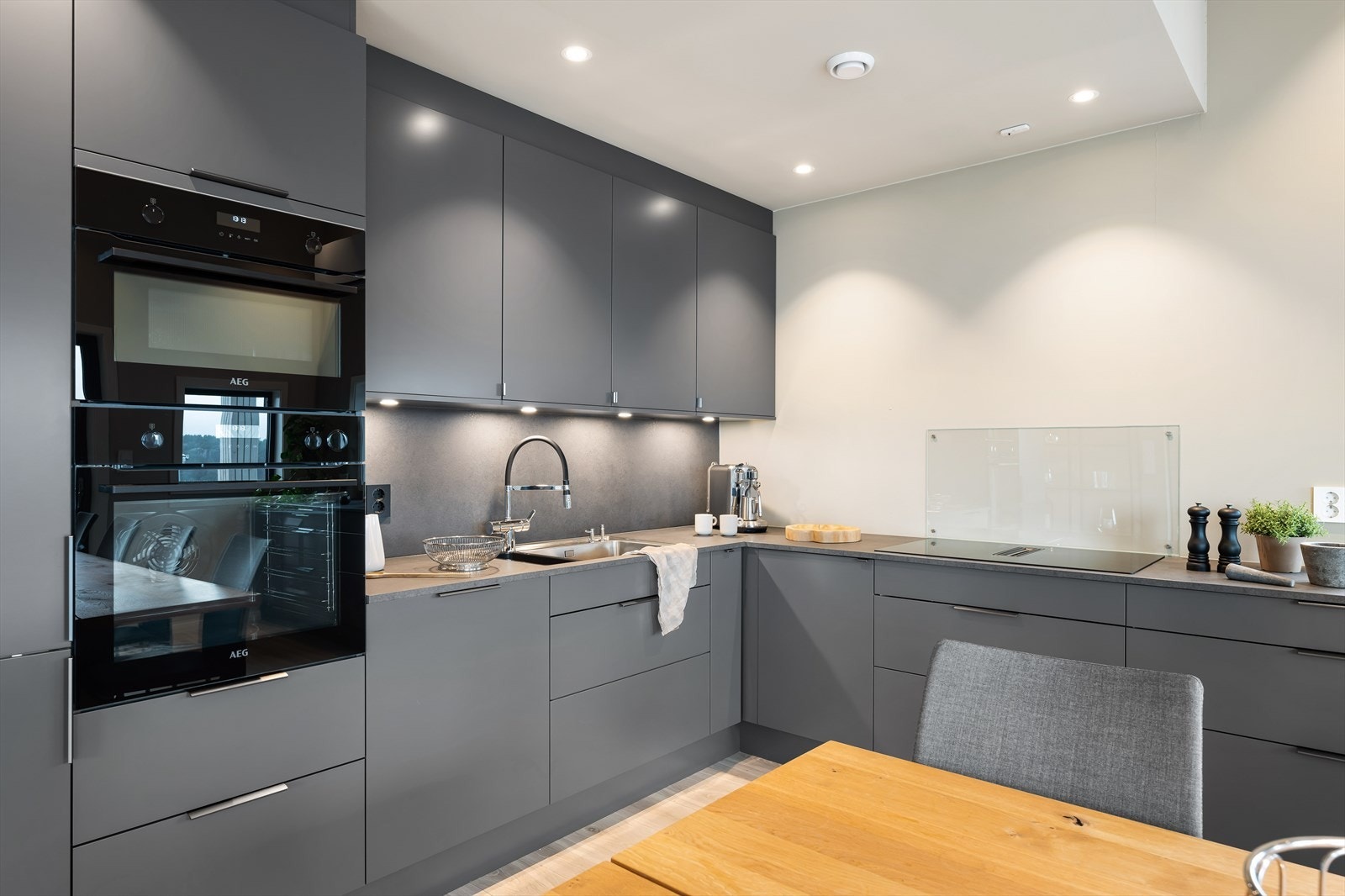 Blandebatteri Damixa Silhouet Touchless Pro med berøringsfri sensor og svingbar tut med spylefunksjon Galleribilde