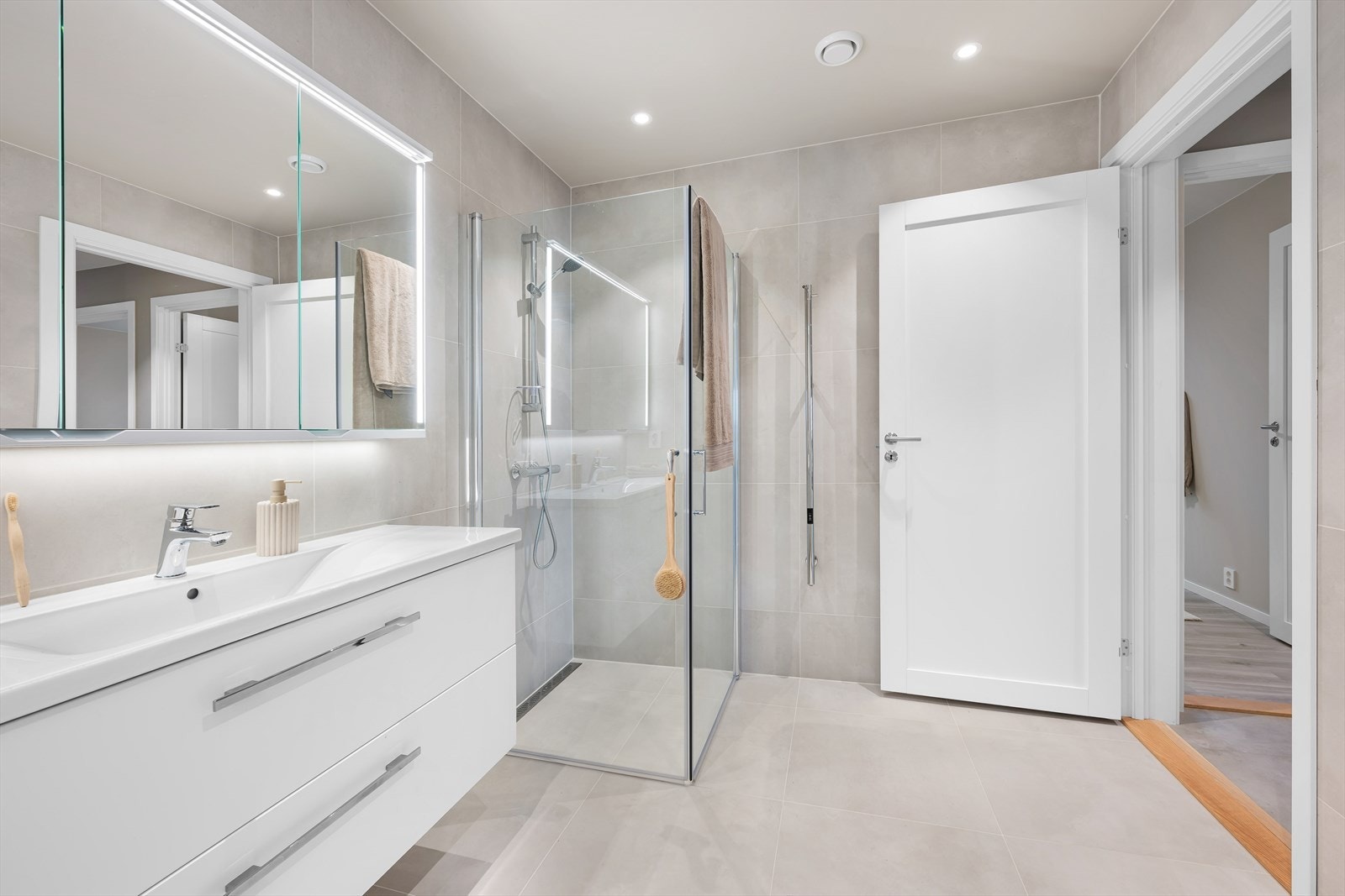 Begge badene har også slukrenne i dusjen Galleribilde