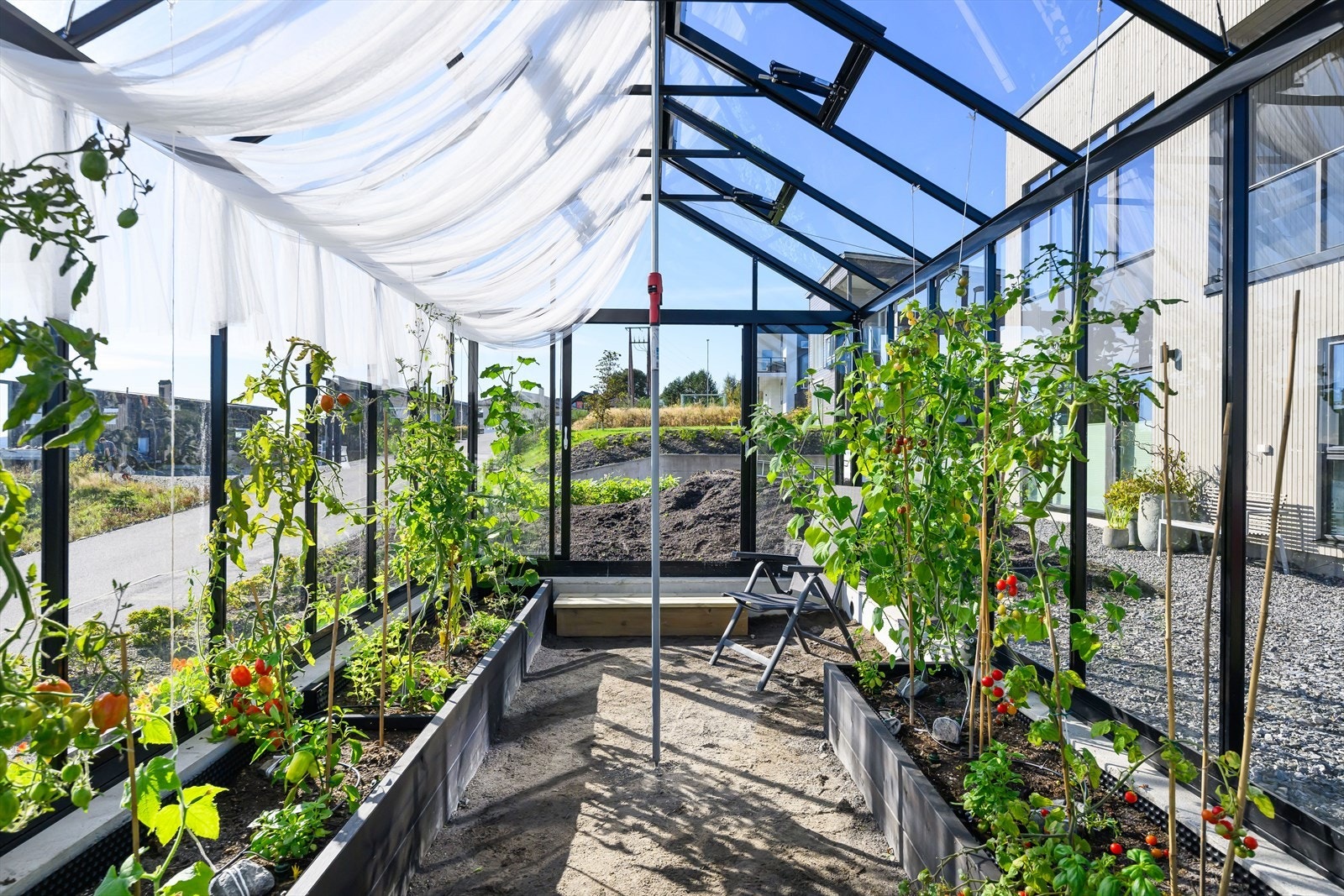 Det medfølger regnvannstønner og dryppvanningssystem Tropf Blumat. Galleribilde