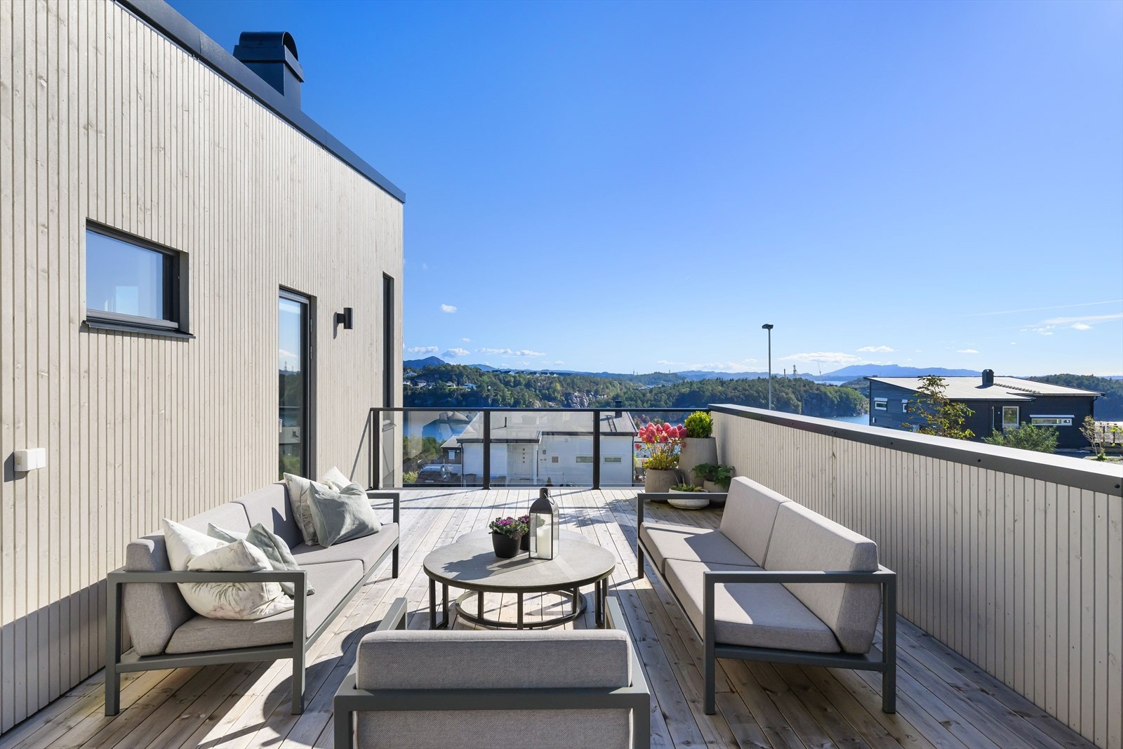 Fra huset kan du nyte en flott utsikt både mot byfjellene, Davangervågen og Liatårnet på Sotra Galleribilde