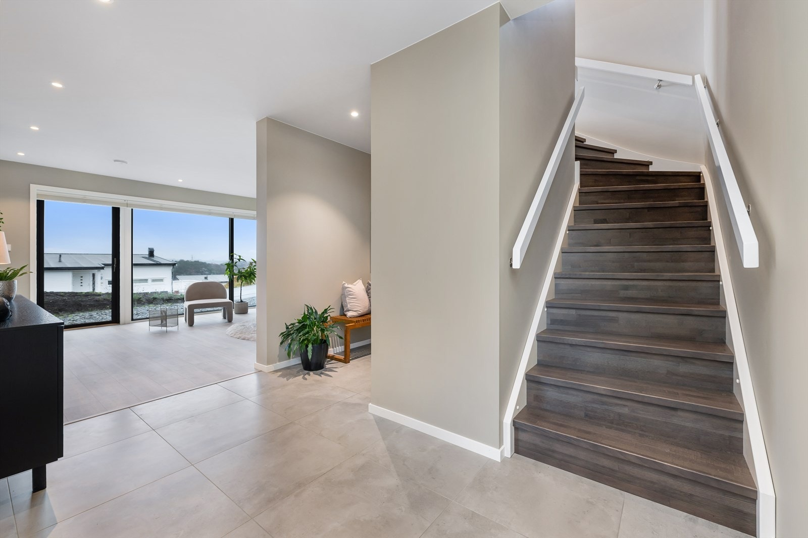 Nydelig trapp med slitesterkt treverk av typen Ask. Galleribilde