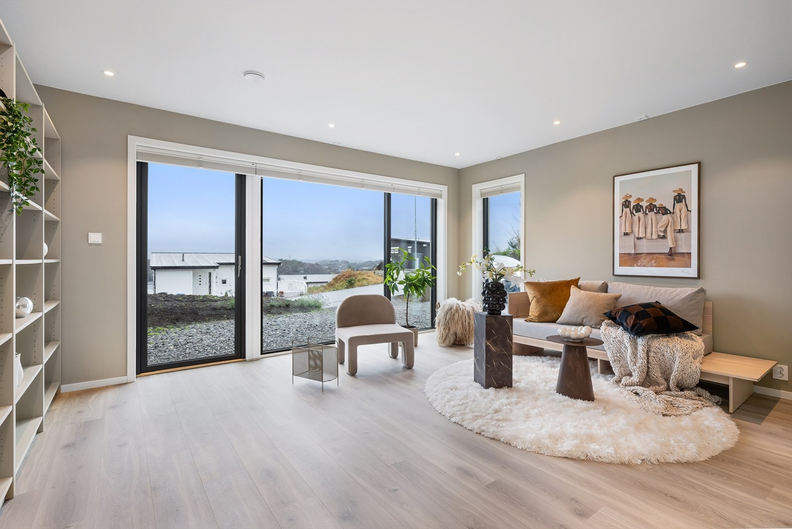 Stor stue med rikelig med naturlig lysinnslipp fra vinduer som strekker seg fra gulvet Galleribilde