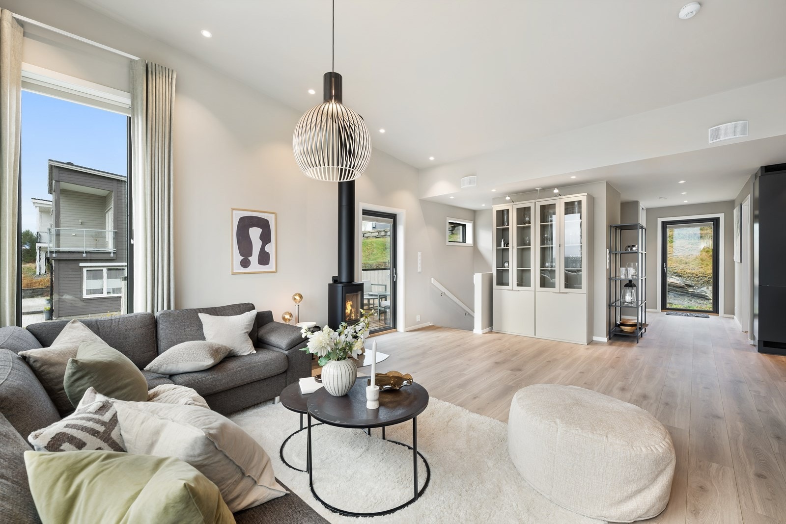 Særs flott stue med god takhøyde, utstrakt bruk av downlights og delikate fargevalg Galleribilde