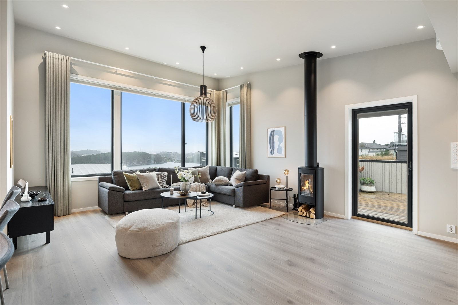 Oppvarming i 2.etasje skjer via peisovn, samt varmepumpe av merket Toshiba Kontur 25. Galleribilde