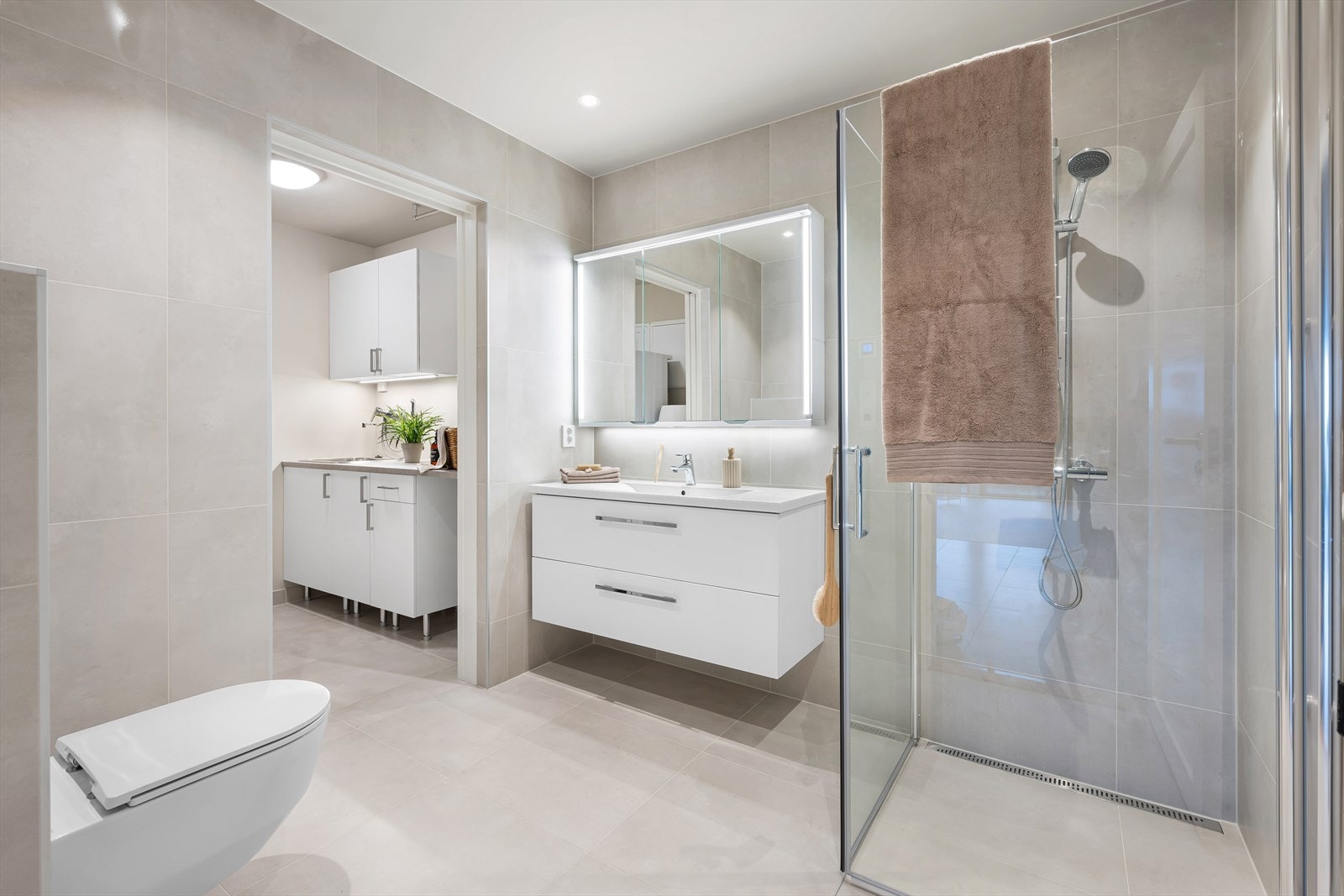 Direkte inngang til vaskerom via skyvedør fra badet Galleribilde