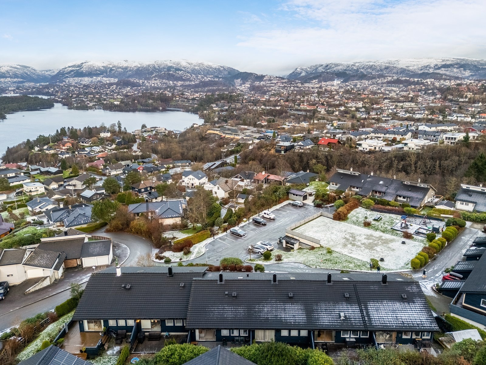 Området er et eldorado for barnefamilier med hyggelige lekearealer rett utenfor inngangsdøren. Galleribilde