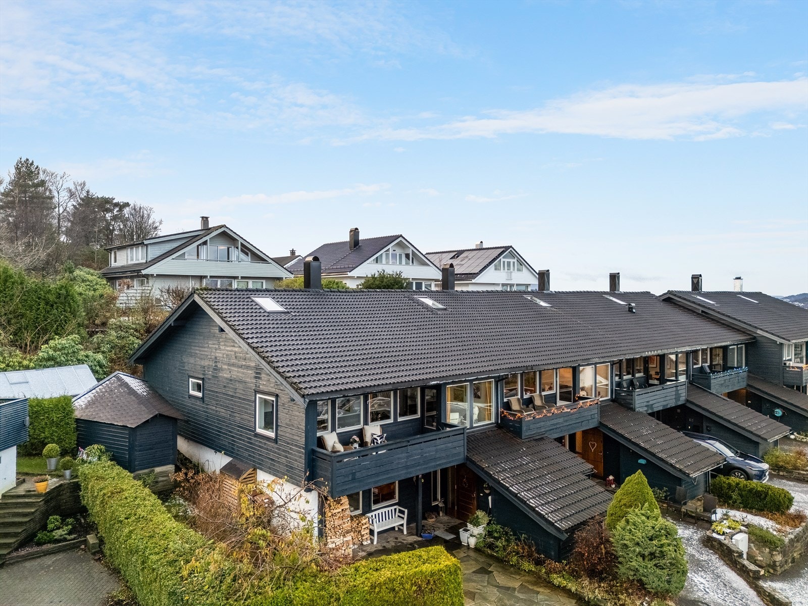 Enderekkehuset har flere fine uteplasser og solen følger huset fra morgen til kveld. Ny og etterisolert gavlvegg Galleribilde