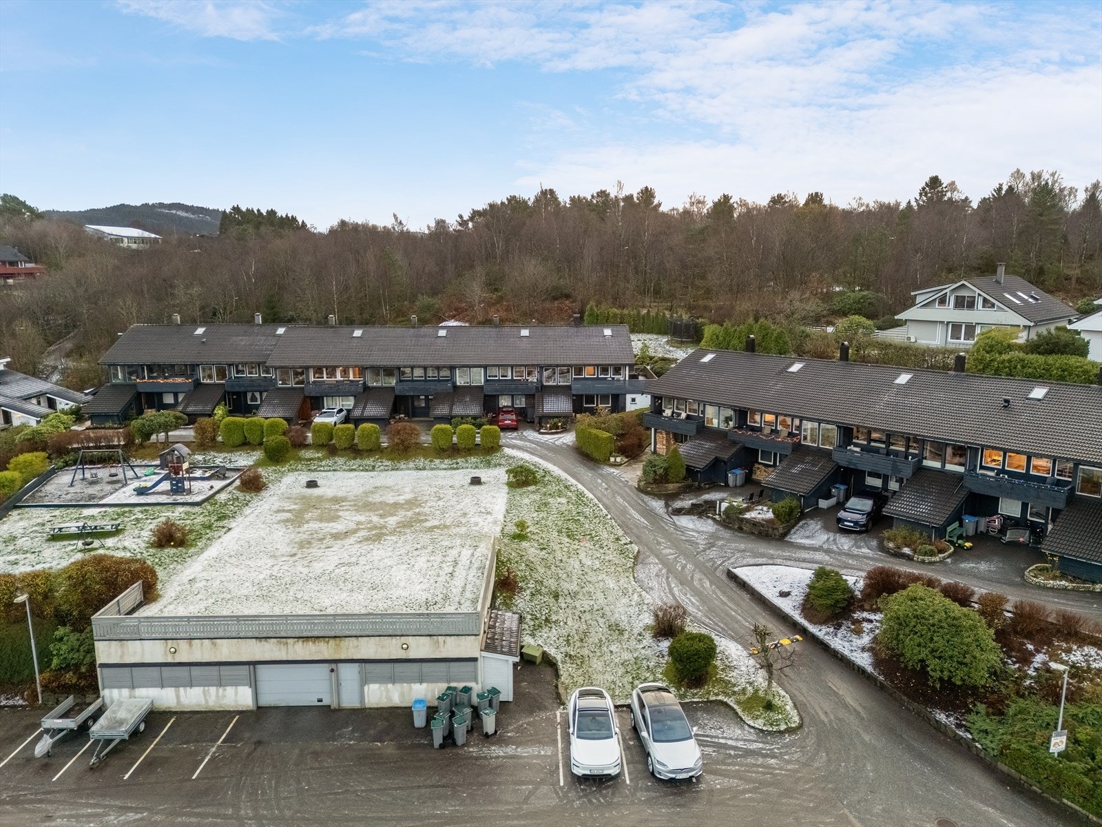 Felles garasjeanlegg med fast parkering og elbil-lader. Galleribilde