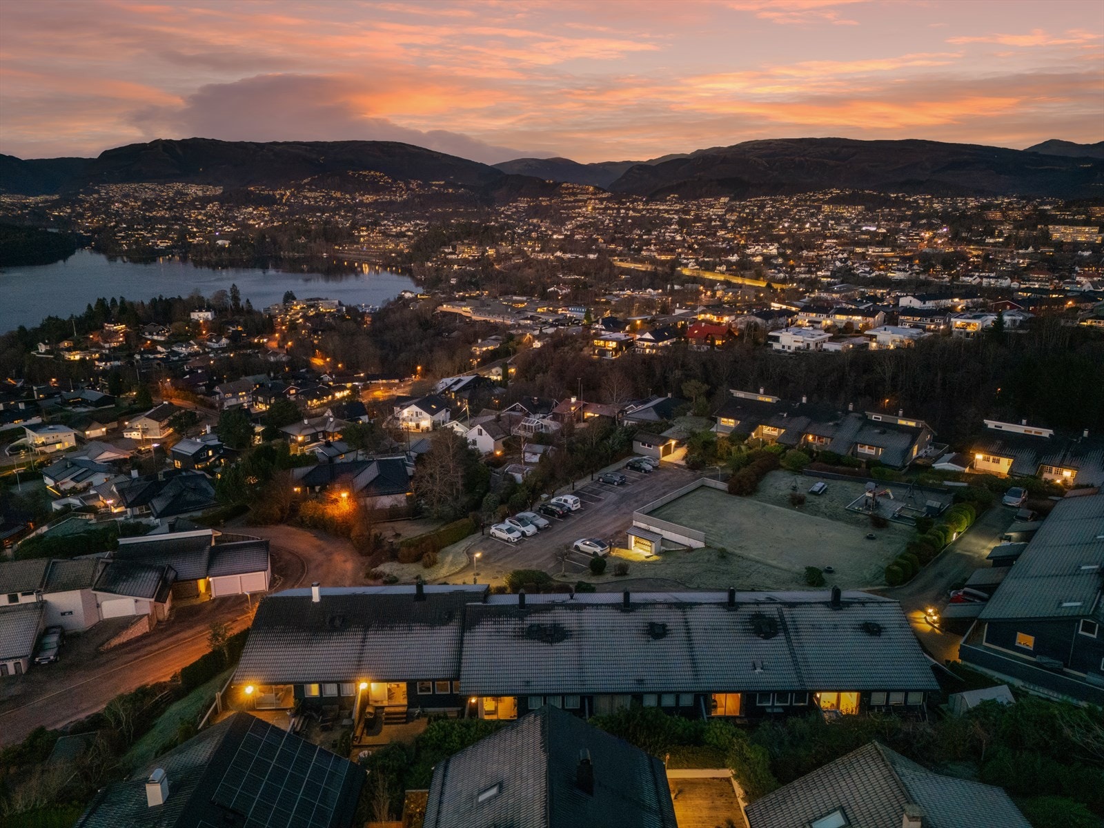Utsikten blir om mulig enda vakrere på kveldstid, med solnedgang og lysene som byen avgir. Galleribilde