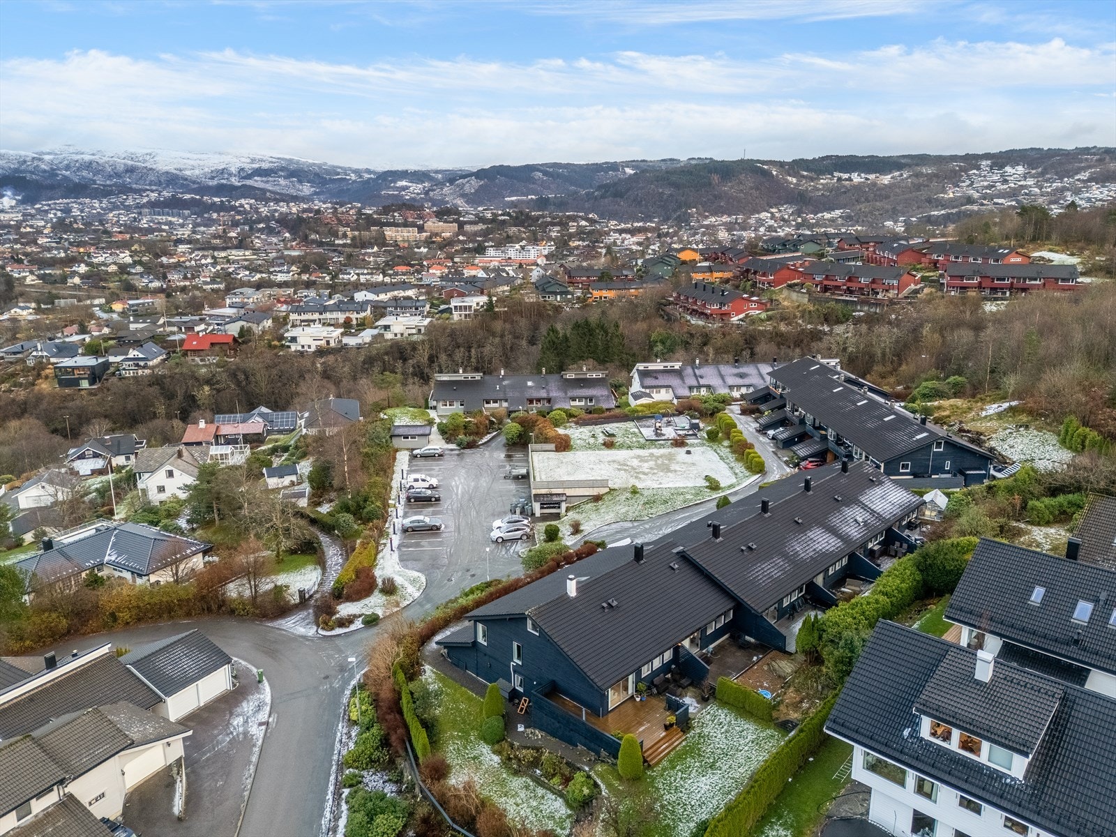Eiendommen har en optimal beliggenhet på Nordås for de som vil bo svært sentralt, men likevel i rolige og trygge omgivelser. Galleribilde