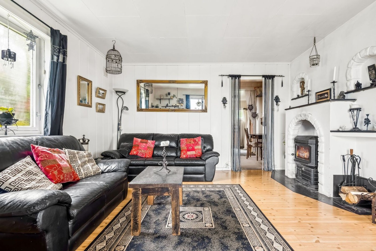 De store vindusflatene gir rikelig med naturlig lysinnslipp, noe som skaper en god atmosfære. Galleribilde