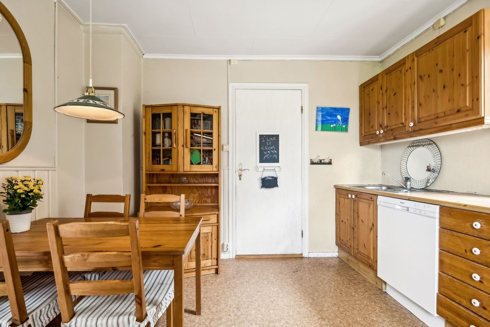 Kjøkkenet har avsatt plass til frittstående hvitevarer som komfyr, oppvaskmaskin og kjøleskap. Galleribilde