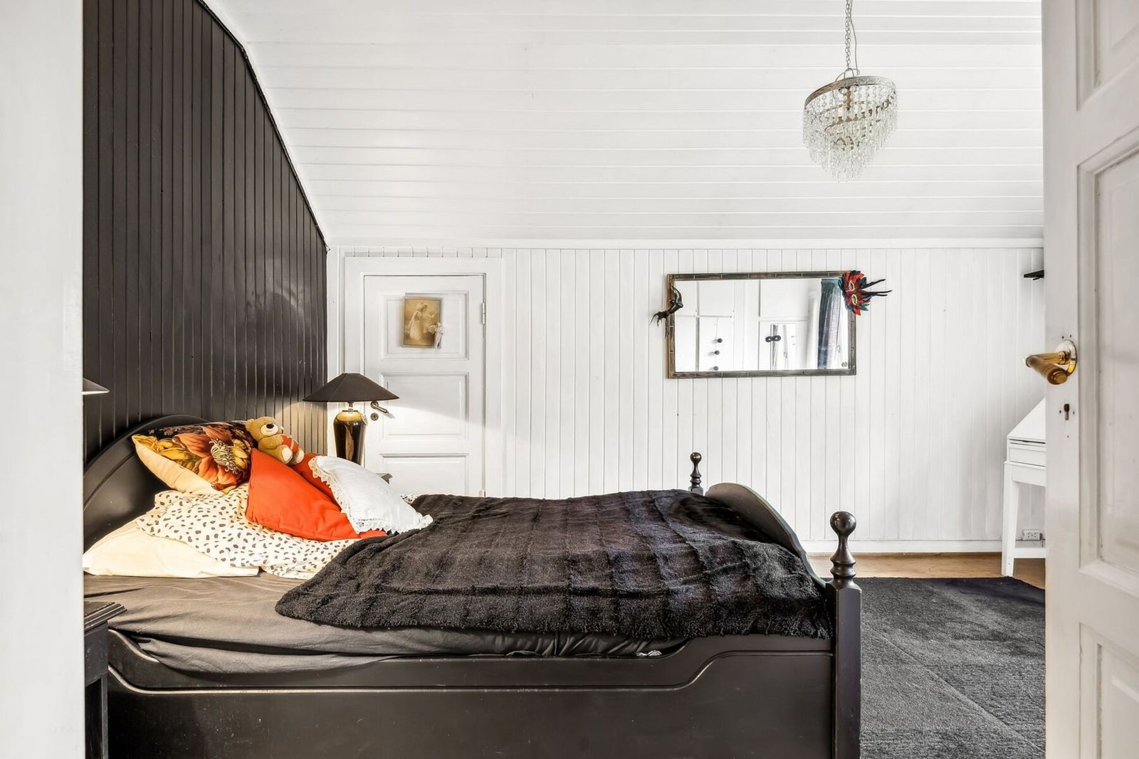 Soverommene har god plass til dobbeltseng og garderobeløsning. Galleribilde