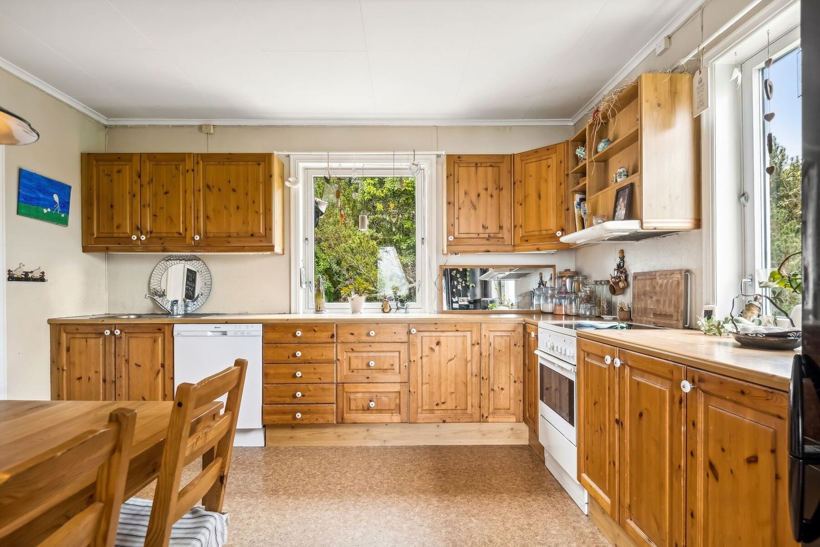 Eldre kjøkkeninnredning med profilerte fronter og benkeplater i laminat. Galleribilde