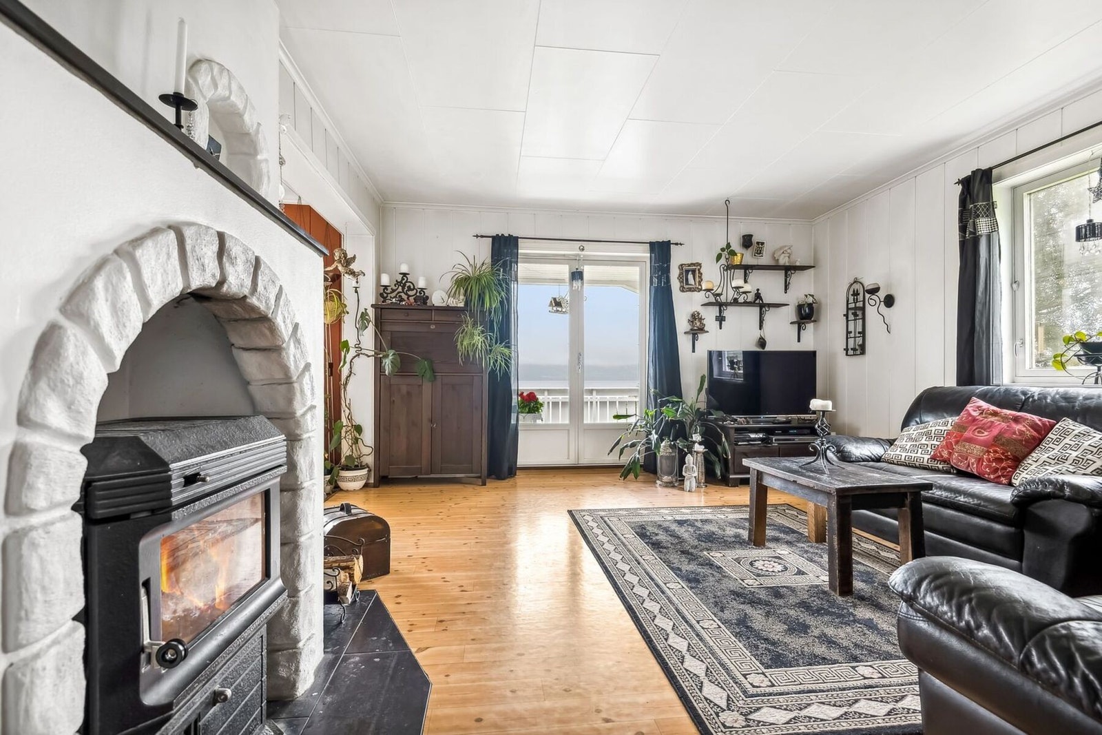 Stuen har god plass til sofagruppe med tilhørende bord og TV-møblement. Galleribilde