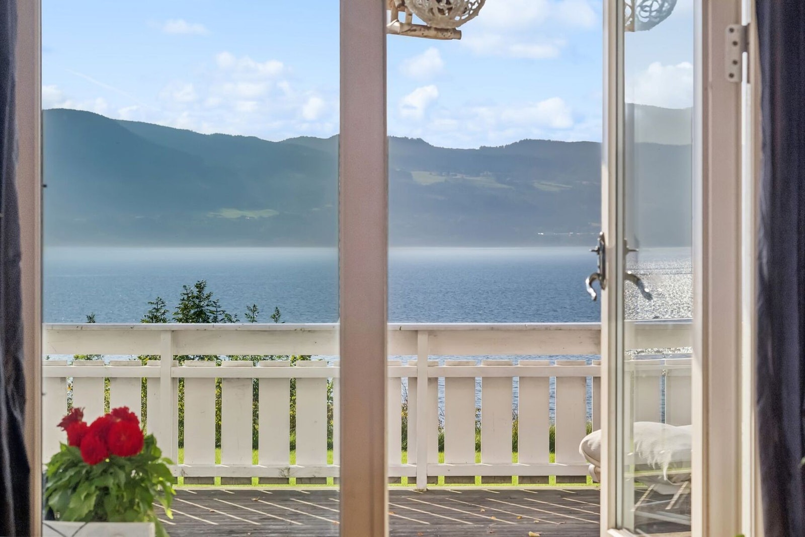 Det er utgang fra stue til terrasse på 20 m2. Galleribilde