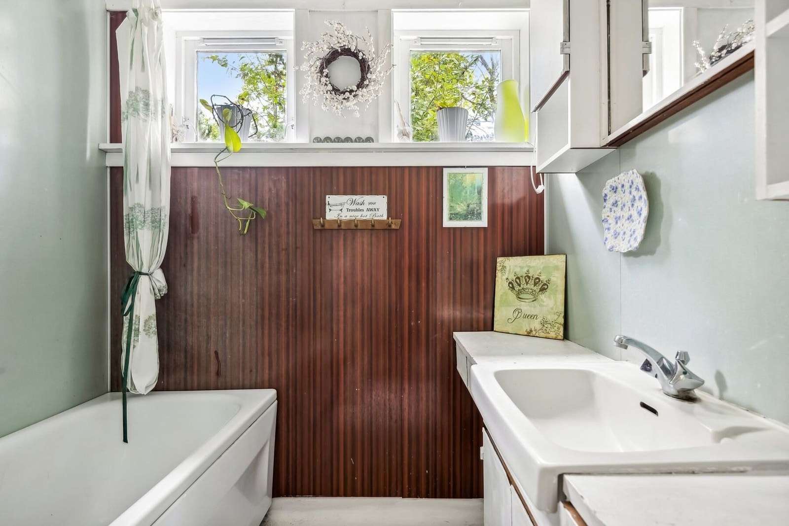 Eldre baderom med badekar. Galleribilde