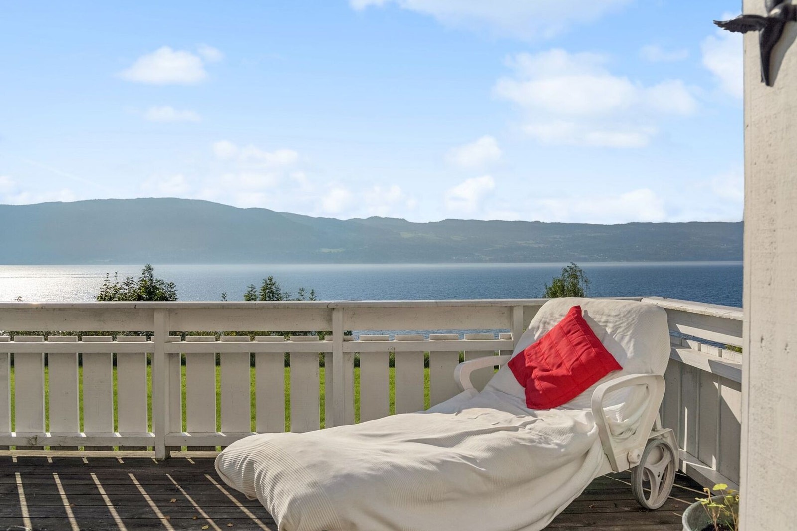 Terrassen har fantastisk utsikt over Mjøsa. Galleribilde