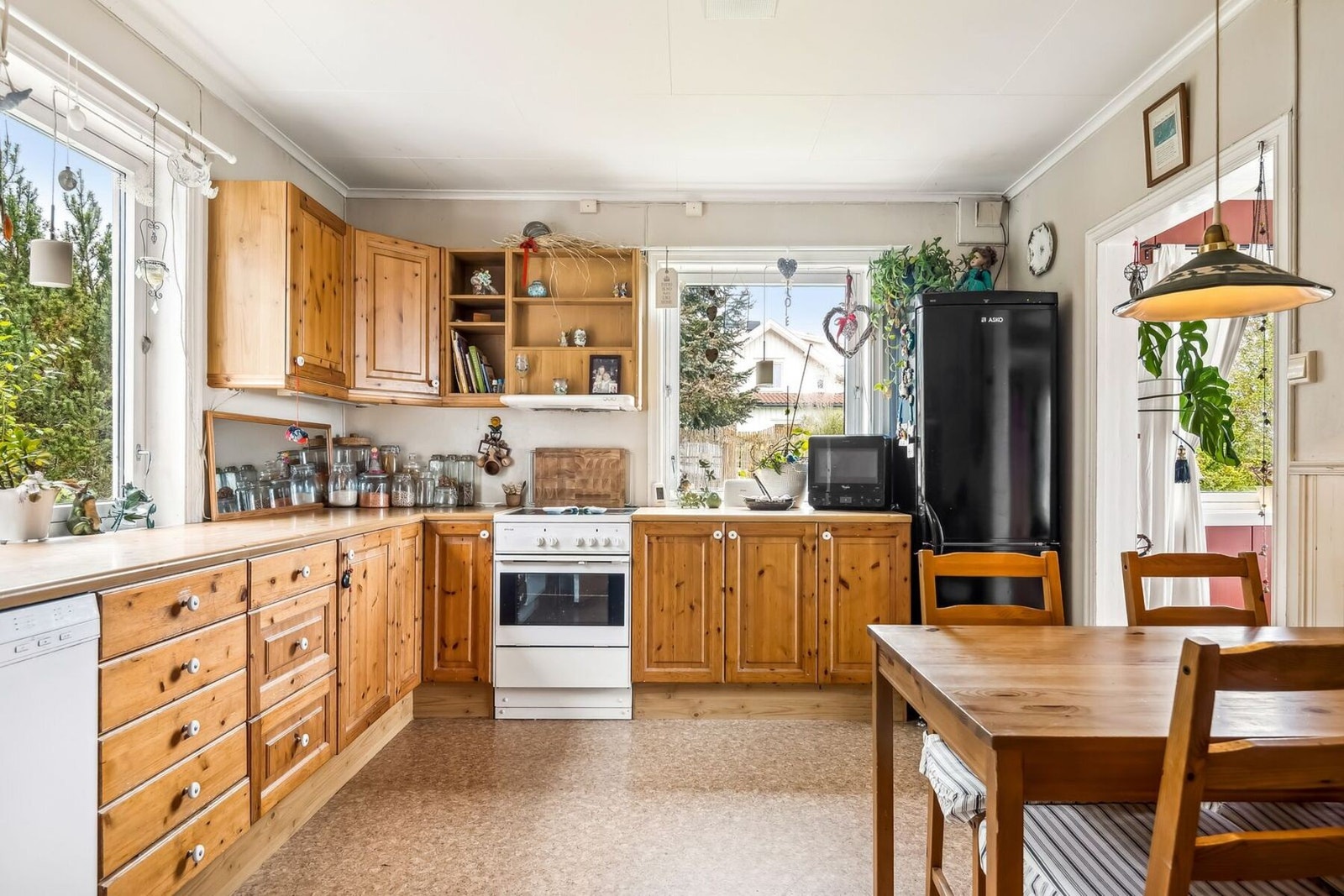 Det er plass til spisebord på kjøkkenet. Galleribilde