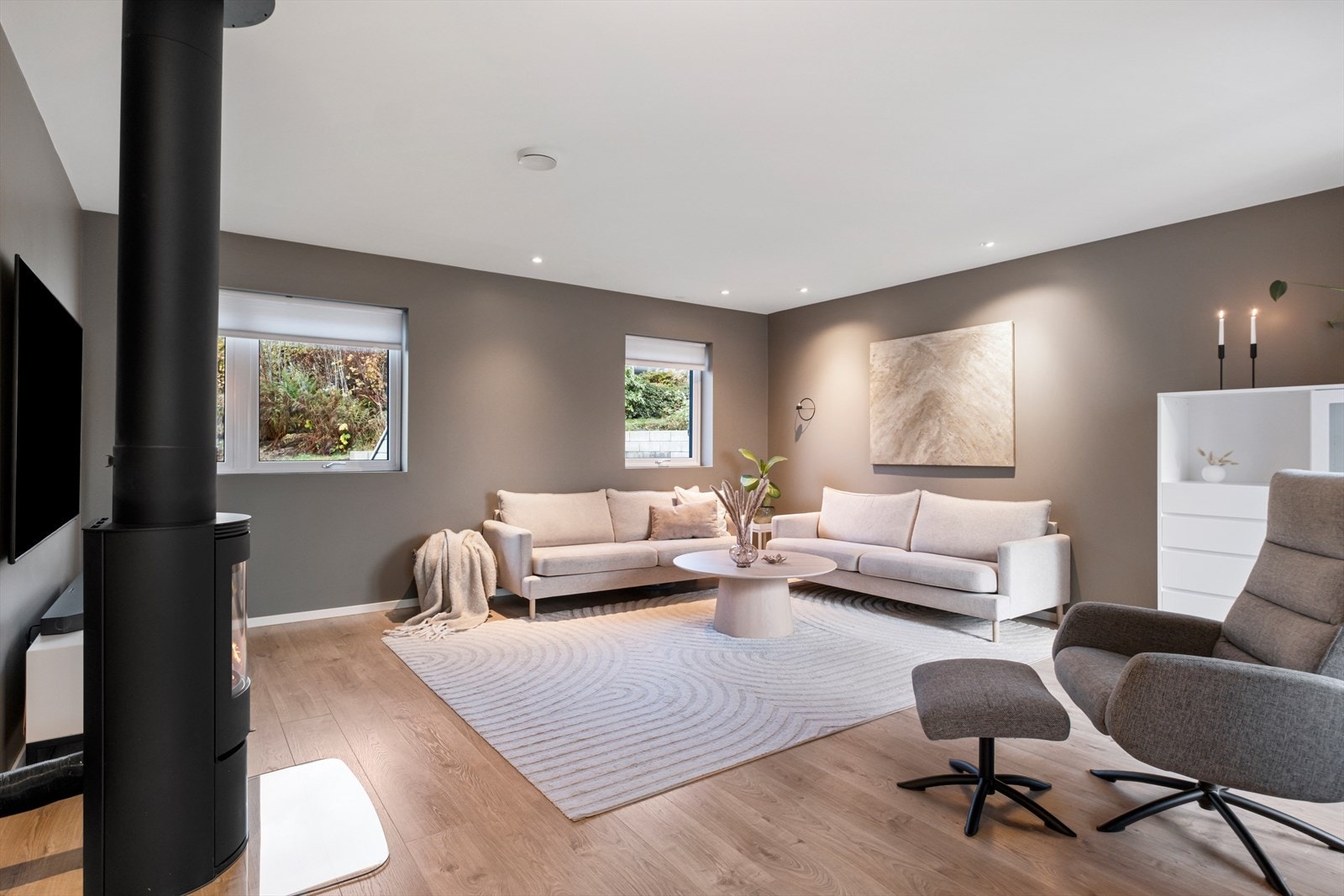 Stuen er enkel å møblere og har god plass til stor sittegruppe Galleribilde