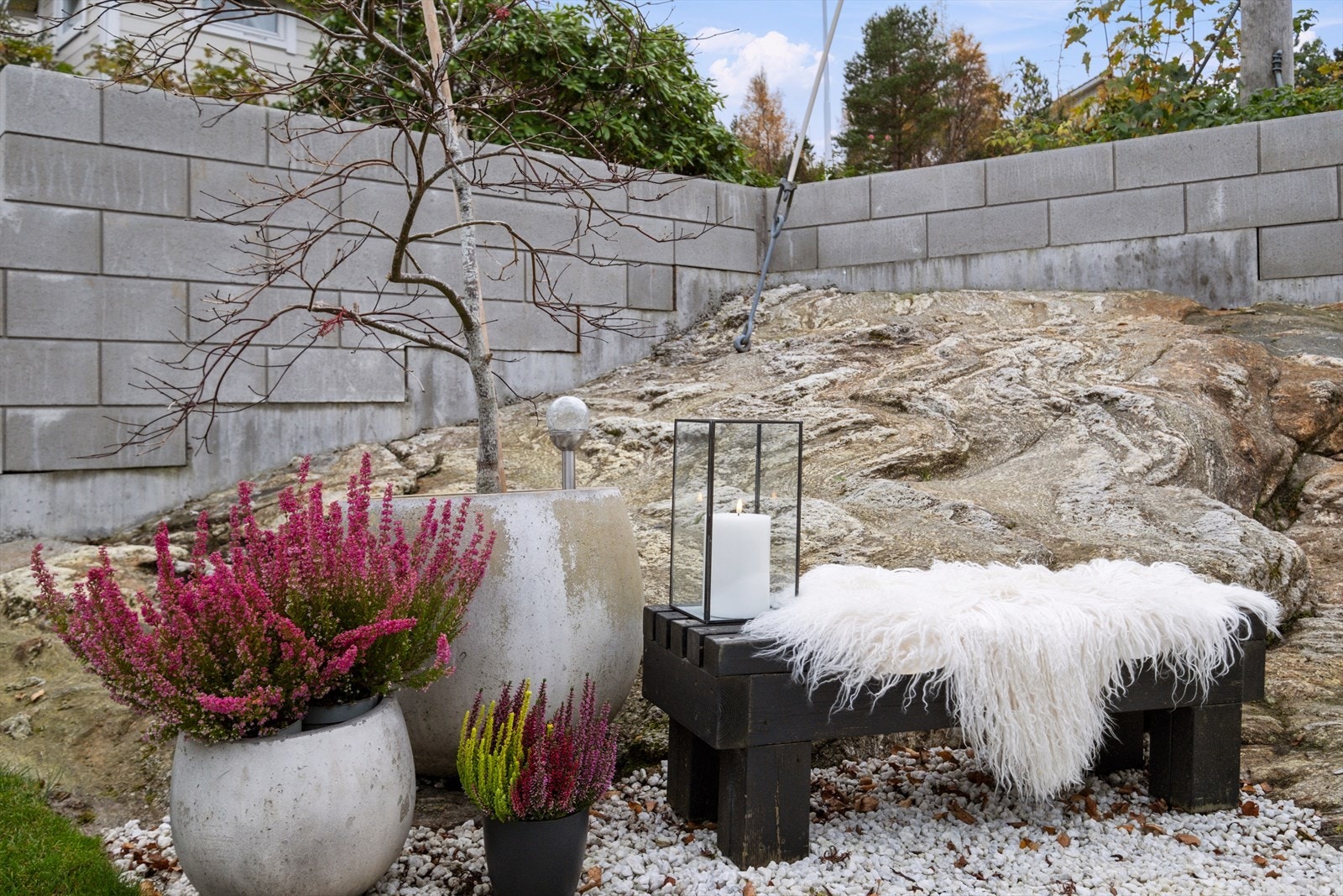 Dekorative plantekasser og stein gir et velstelt uteområde. Galleribilde