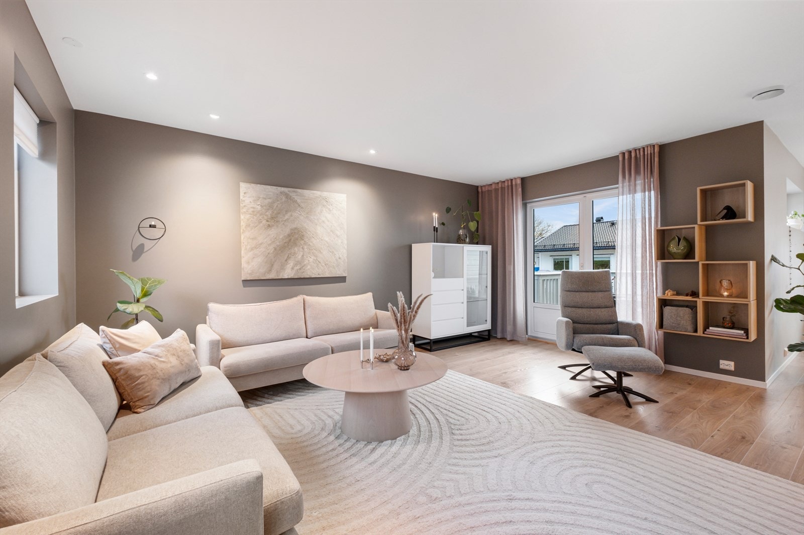 Stuen har utgang til veranda, perfekt for sommerdager. Galleribilde