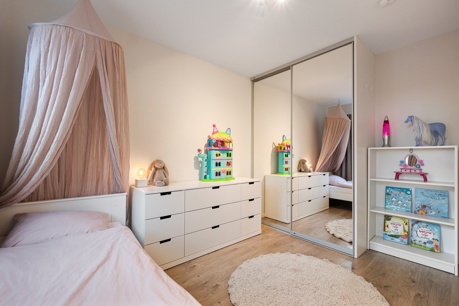 Soverom nr. 3. Skyvedørsgarderobe gir effektiv oppbevaring i barnerommet. Galleribilde