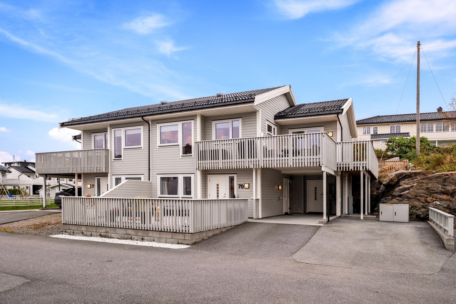 Boligen fra 2017 har en carport ved inngangspartiet og en tilbygget bod Galleribilde